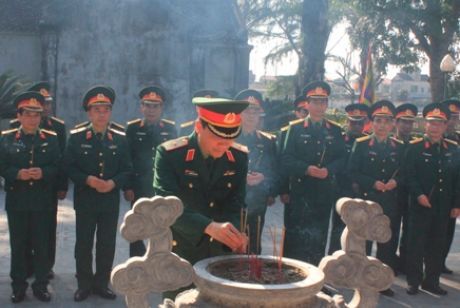 Đoàn Lãnh đạo Ban quản lý lăng Chủ tịch Hồ Chí Minh thăm khu lưu niệm Đại thi hào Nguyễn Du.
