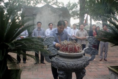 Bí thư thứ nhất Trung ương Đoàn dâng hương tại Khu di tích Đại thi hào Nguyễn Du