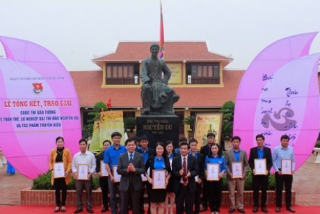 Tổng kết và trao giải Cuộc thi báo tường về thân thế sự nghiệp Đại thi hào Nguyễn Du và tác phẩm truyện Kiều”.