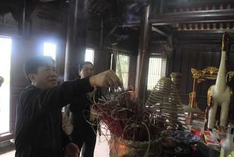 Cung tiến bộ đồ thờ bằng đồng cho nhà thờ Đại thi hào Nguyễn Du.