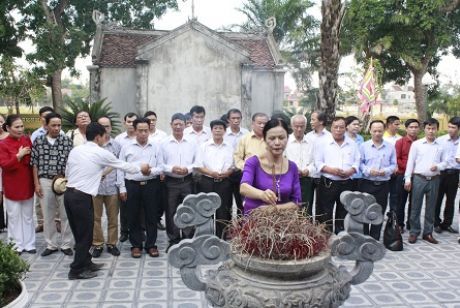 Chi hội Di sản văn hóa Việt Nam tỉnh Hà Tĩnh dâng hương tưởng niệm tại Khu lưu niệm Đại thi hào Nguyễn Du.