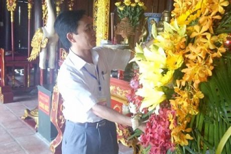 Đảng ủy Khối các tỉnh miền Trung - Tây Nguyên dâng hương tại Khu lưu niệm Đại thi hào Nguyễn Du.