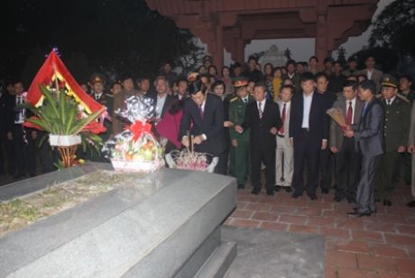 Chủ tịch nước Trương Tấn Sang dâng hương tại Khu mộ Đại thi hào Nguyễn Du