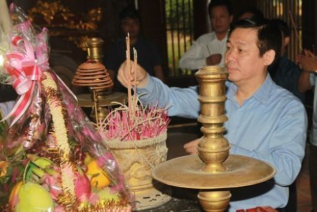 Phó Thủ tướng Chính phủ Vương Đình Huệ dâng hương và trồng cây lưu niệm tại Di tích đặc biệt Khu lưu niệm Đại thi hào Nguyễn Du.