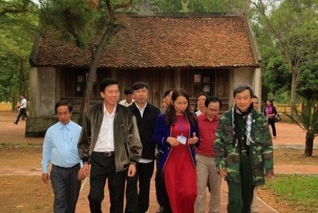 Đoàn cán bộ Ban Tuyên giáo Tỉnh ủy tỉnh Vĩnh Long thăm khu lưu niệm Đại thi hào Nguyễn Du.