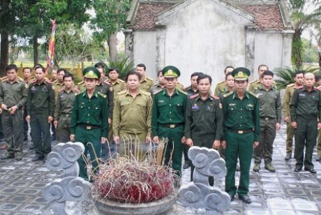 Đoàn đại biểu Bộ chỉ huy quân sự và công an tỉnh Bolykhamxay tham quan di tích quốc gia đặc biệt Khu lưu niệm Đại thi hào Nguyễn Du.
