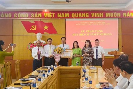 Đảng ủy Sở Văn hóa, Thể thao và Du lịch tổ chức Lễ trao Huy hiệu 30 năm tuổi Đảng