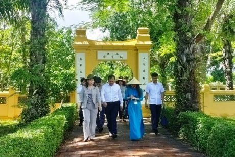 Phó Chủ tịch nước Võ Thị Ánh Xuân dâng hương tại Di tích lịch sử Khu lưu niệm Nguyễn Du.