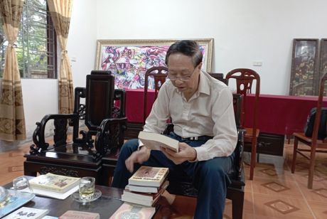 Tiếp nhận bộ sưu tập sách nghiên cứu Nguyễn Du và Truyện Kiều.