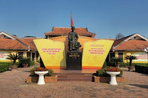 can-canh-2-cay-co-thu-hon-300-nam-tuoi-tai-khu-luu-niem-nguyen-du