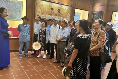 doan-can-bo-huu-tri-huyen-quynh-phu-tinh-thai-binh-cu-tham-quan-khu-di-tich-quoc-gia-dac-biet-dai-thi-hao-nguyen-du