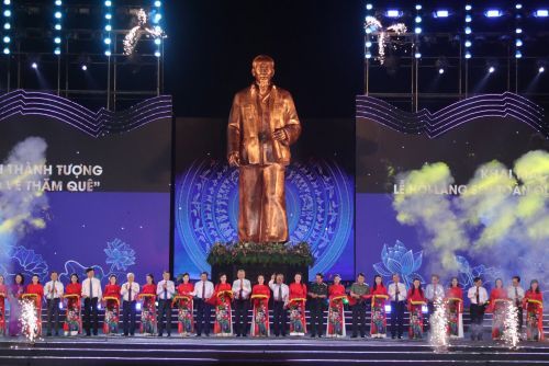 tong-bi-thu-to-lam-tham-du-le-khanh-thanh-tuong-bac-ho-ve-tham-que