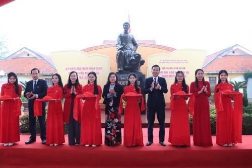 khai-mac-trung-bay-chuyen-de-dai-thi-hao-nguyen-du---ngan-nam-nho-mai-