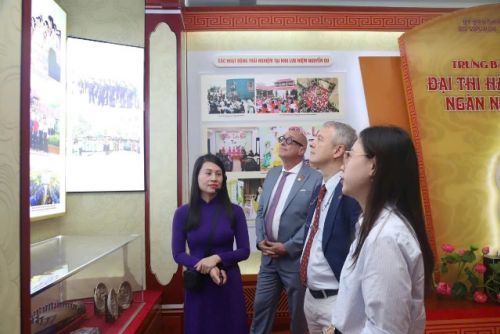doan-cong-tac-dai-su-quan-vuong-quoc-bi-tai-viet-nam-dang-huong-tuong-niem-dai-thi-hao-nguyen-du