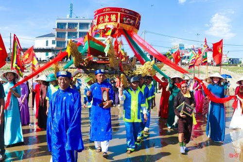 le-hoi-cau-ngu-nhuong-ban-thu-hut-dong-dao-nguoi-dan-va-du-khach-tham-gia