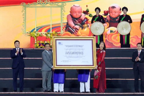 don-nhan-bang-unesco-ghi-danh-nghe-lam-tranh-dan-gian-dong-ho