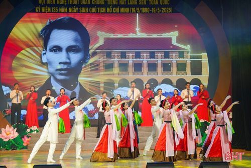 ha-tinh-gianh-3-huy-chuong-tai-hoi-dien-tieng-hat-lang-sen-