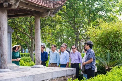 doan-hoa-si-nghe-an-ha-tinh-tham-quan-tim-hieu-tai-khu-luu-niem-dai-thi-hao-nguyen-du